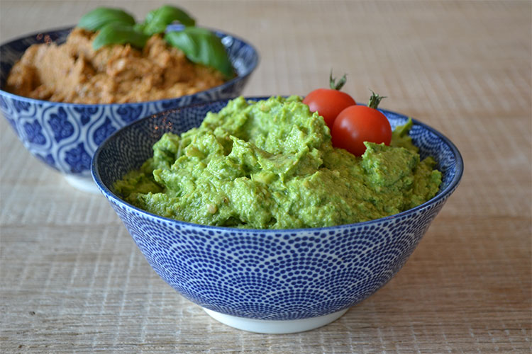 Hummus met spinazie en avocado