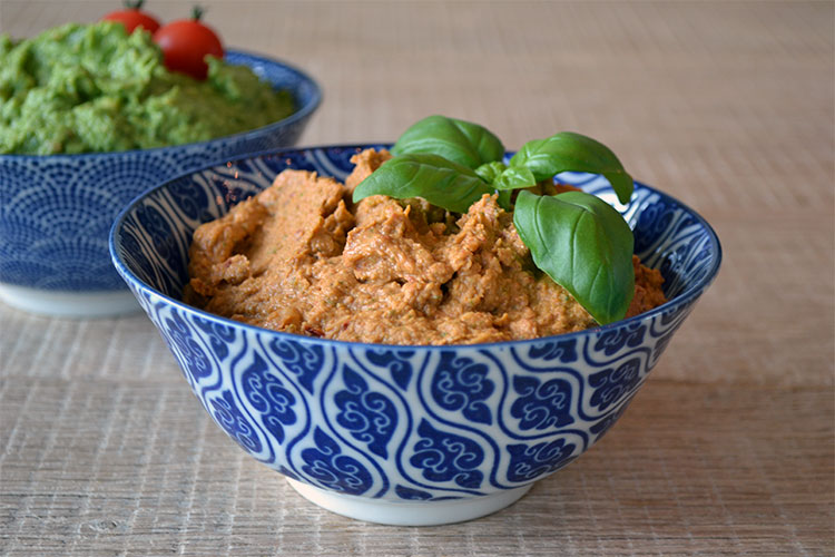 Hummus met zongedroogde tomaten