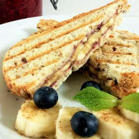 Tosti met banaan en chia-vanille-berries