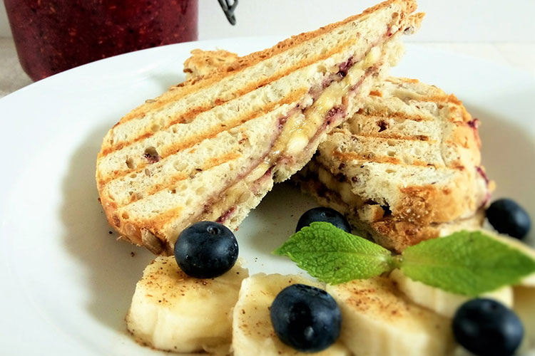 Tosti met banaan en chia-vanille-berries