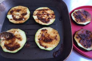 Gegrilde pittig-zoete courgetteburgers