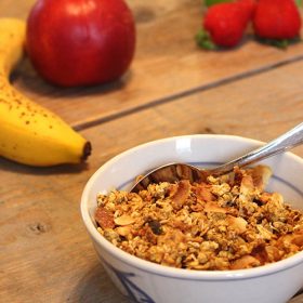 Kokos granola met fruit en nootjes