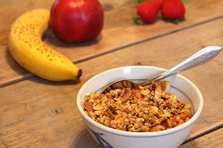 Kokos granola met fruit en nootjes