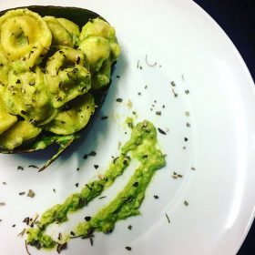 Tortellini met avocadosaus