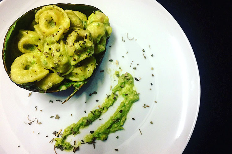 Tortellini met avocadosaus