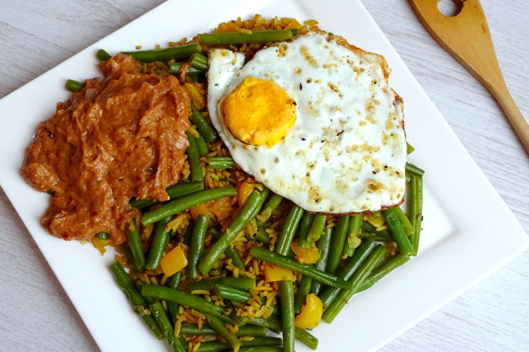 Gebakken nasi met pindasaus