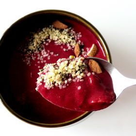 Kersensmoothiebowl met rode biet en gember