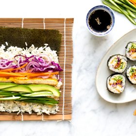 Vegetarische regenboog sushi