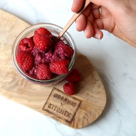 overnight-oats-cacao-bieten-frambozen-hand