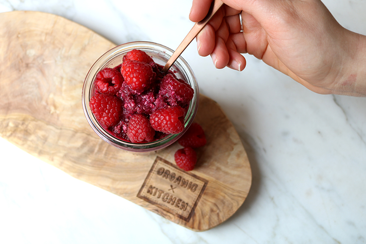 overnight-oats-cacao-bieten-frambozen-hand