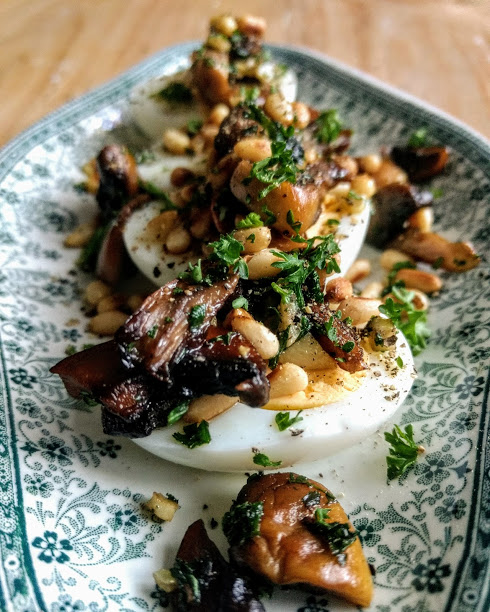 Heerlijke eieren met champignons