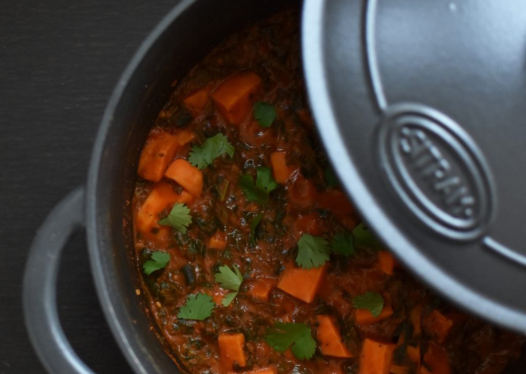 Vegetarische stoofschotel met zoete aardappel en pindakaas