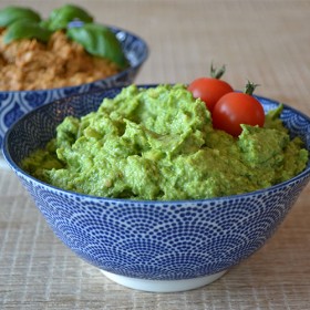 Hummus met spinazie en avocado