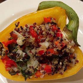 Paprika gevuld met tricolore quinoa-zeewier