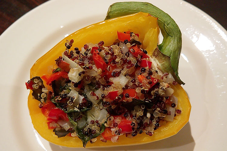 Paprika gevuld met tricolore quinoa-zeewier