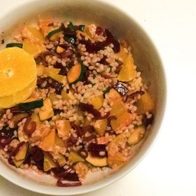 Parelgort met bietjes, sinaasappel en gekarameliseerde ui