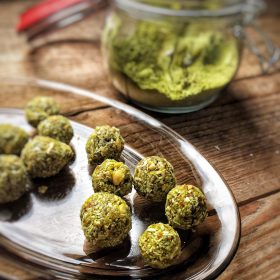 Matcha bliss balls met kokos