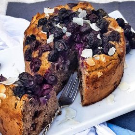 Banenbrood-taartje-met-kokos-en-blauwe-bessen