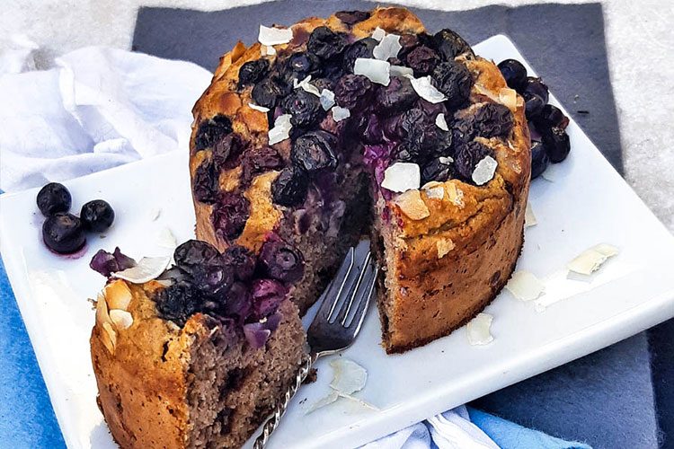 Banenbrood-taartje-met-kokos-en-blauwe-bessen